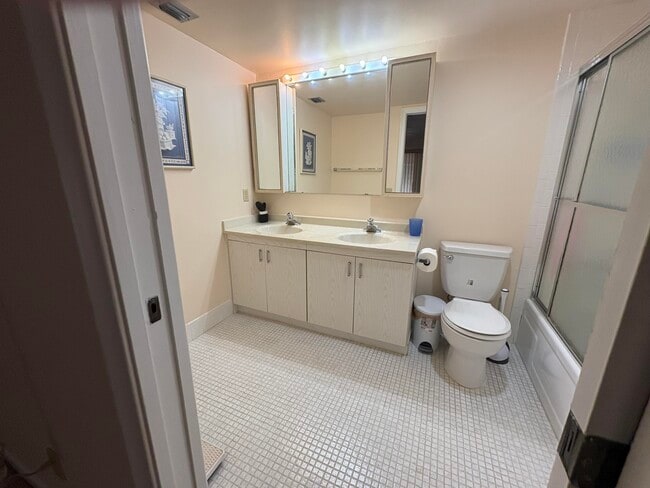 Building Photo - 2202 Lucaya Bend