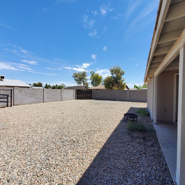 Building Photo - 3 BEDROOM CORNER LOT HOME IN CHANDLER W HU...