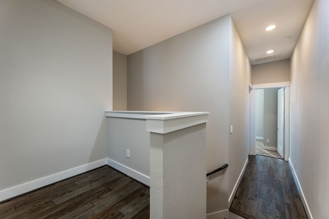 Building Photo - 806 Thornton Rd