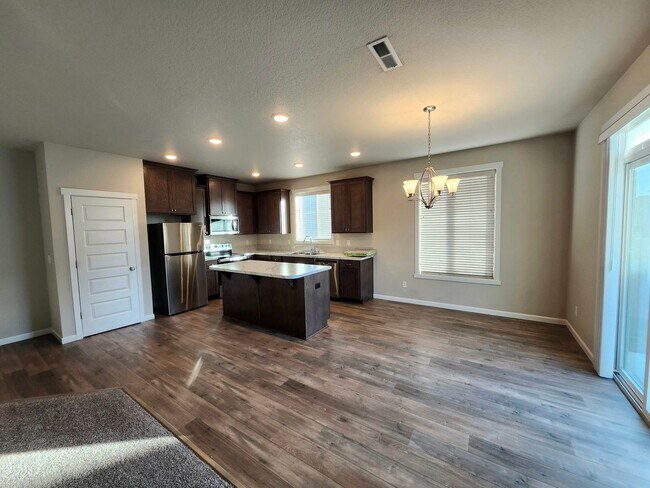 Building Photo - MOVE-IN SPECIAL: 1/2 MONTHS RENT FREE! Spacious Fully Fenced Backyard