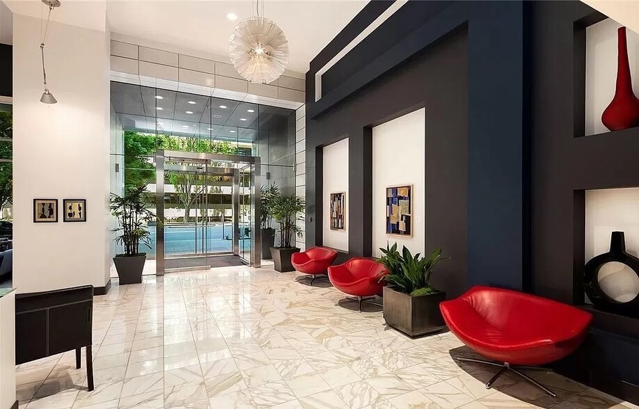 Amenities- Front entrance - 2911 2nd Ave