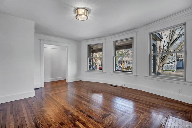 Building Photo - 928 Elm St