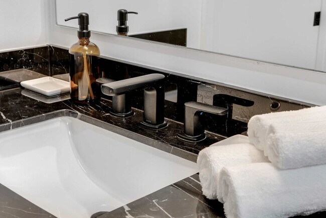 Building Photo - 225 N Miami Ave