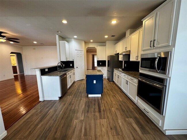 Building Photo - 104 Silk Tree Ln