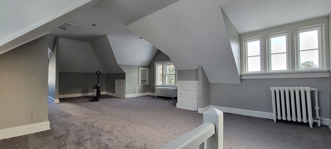 Building Photo - AVAILABLE NOW - 4 Bedroom with garage