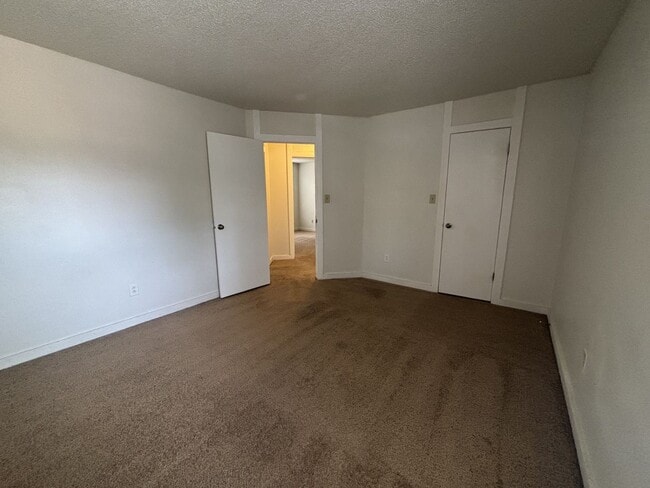 Building Photo - 4 bed/2.5 bath home with wood fireplace - ...
