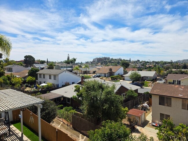 Building Photo - Large 3 bedroom home in quiet neighborhood cul-de-sac with amazing views