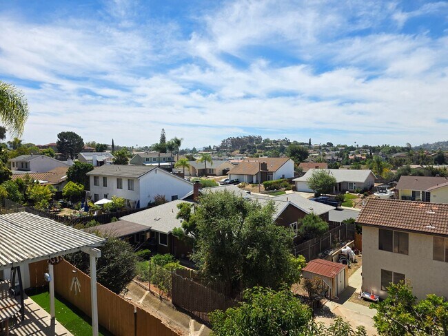 Building Photo - ***Special***Large 3 bedroom home in quiet neighborhood cul-de-sac with amazing views