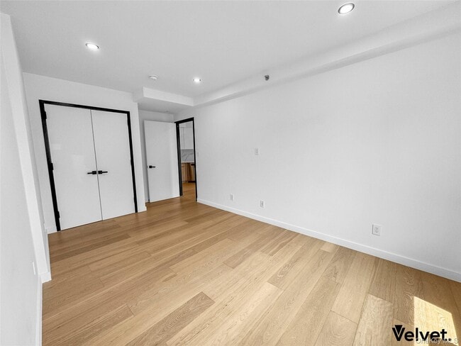 Building Photo - 116-17 Grosvenor Ln