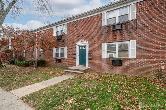 Building Photo - 289 Main St