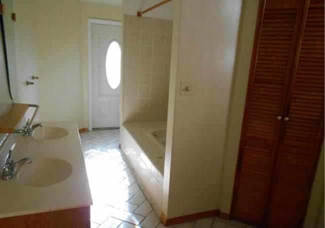 Building Photo - 3 BR 2 BA Townhome in the heart of Canton!