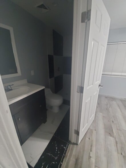 Building Photo - 511 E Roeser Rd