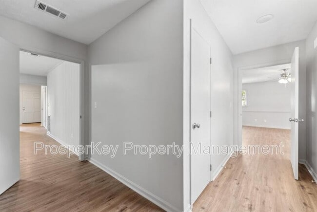 Building Photo - 4924 Roxbury Dr