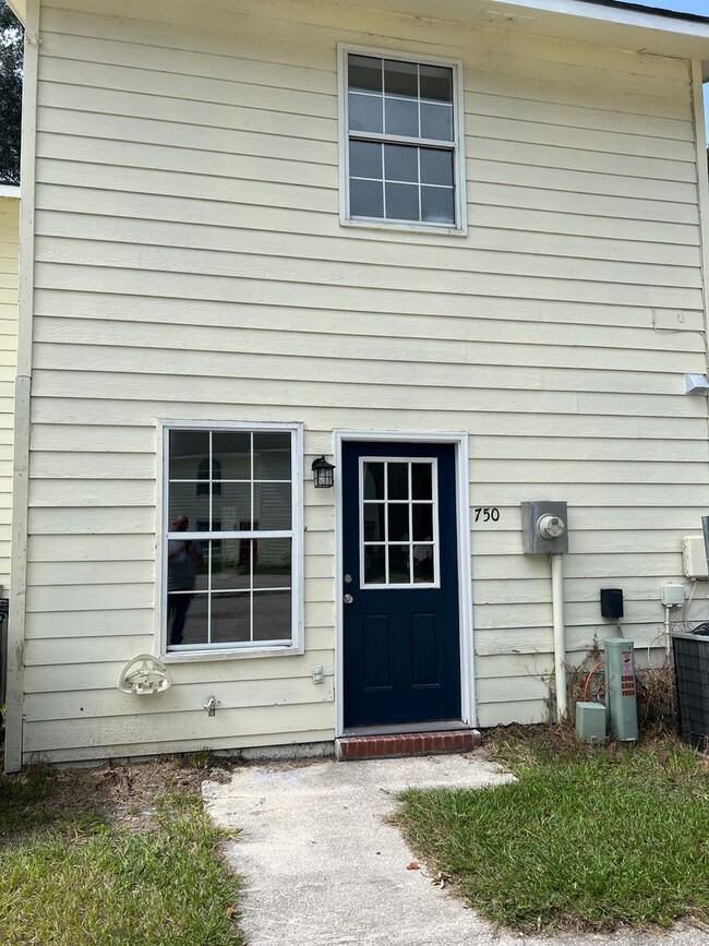 Building Photo - Recently Remodeled Townhome