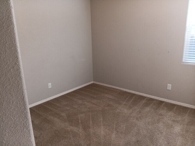 Building Photo - Spacious 4-bedroom, 2-bathroom home! Showi...
