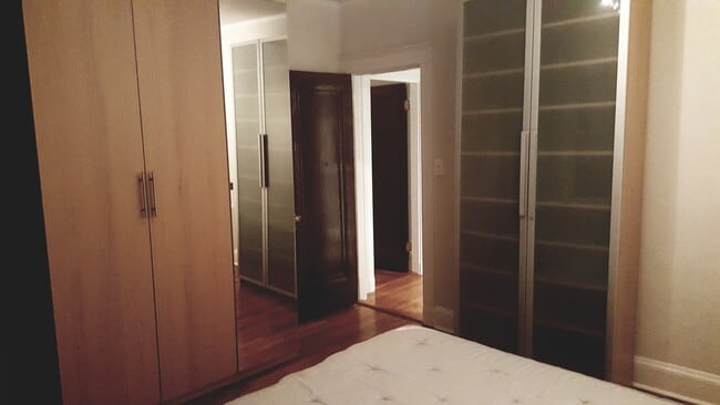 Building Photo - Amazing 1 bedroom 1 bath Condo on the Green Line Professionally Managed Heat Included