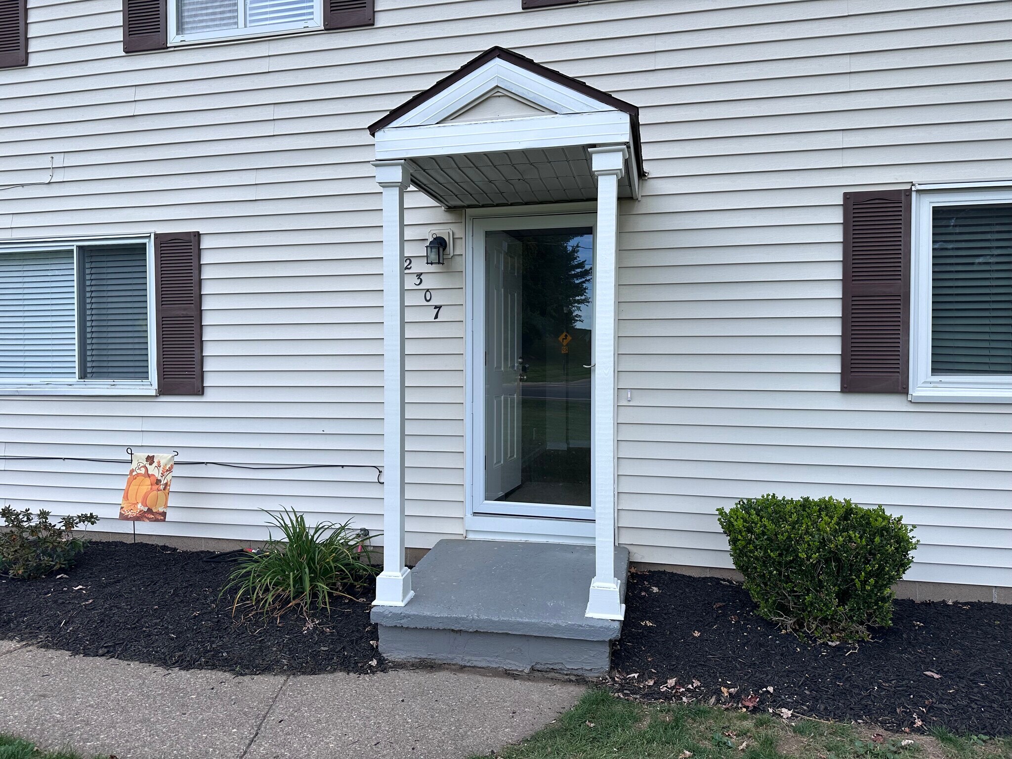Private front entry - 2311 Baird Rd