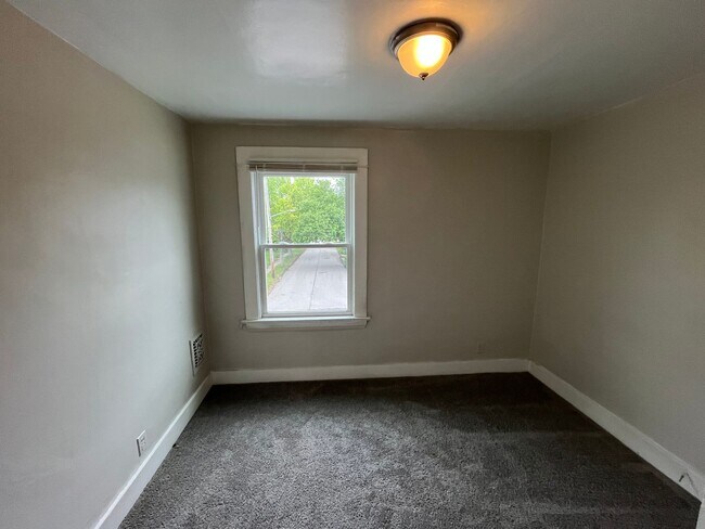 Building Photo - Four bedroom one bathroom single family home for rent. MOVE IN SPECIAL - HALF OFF FIRST MONTHS RENT