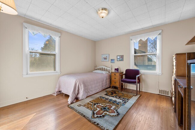 Building Photo - 5457 N Berkeley Blvd