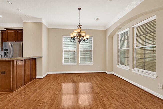 Building Photo - 2736 Cortlandt St