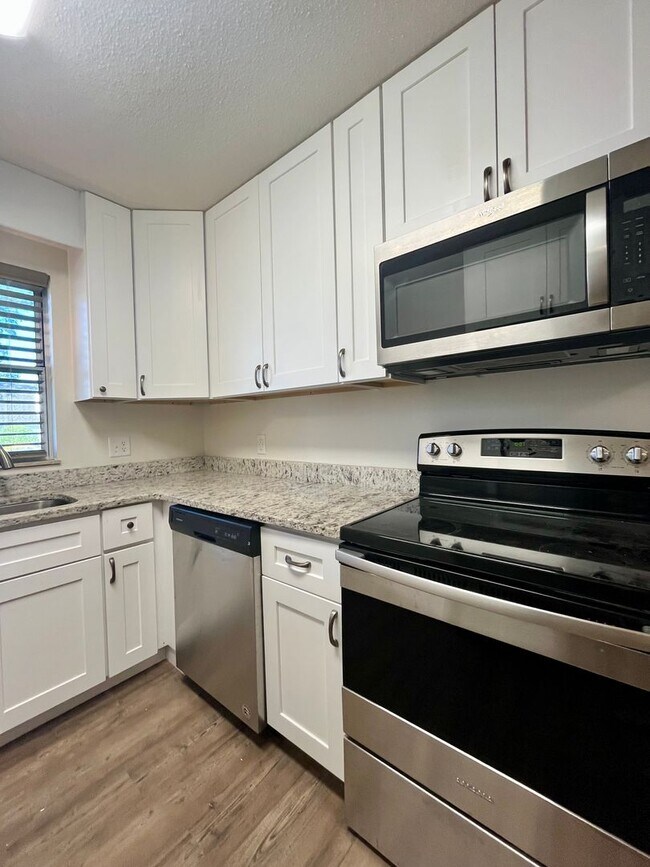 Building Photo - Charming 2 Bedroom Townhouse