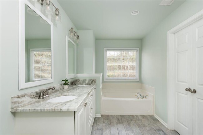 Building Photo - 4735 Longcourt Dr