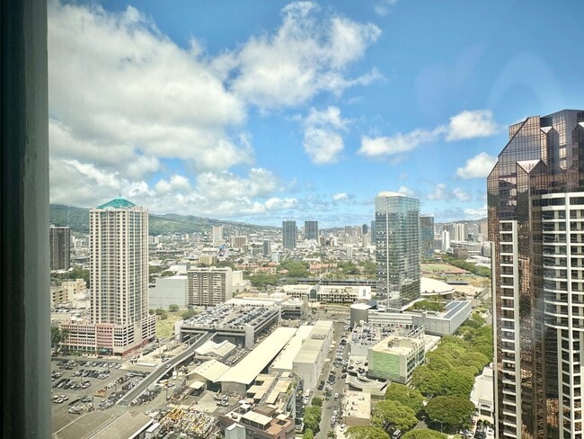 Building Photo - 1 bedroom 1 bath in Highly Desirable Building
