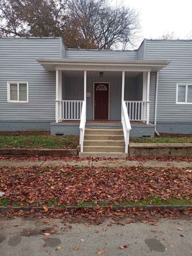 Building Photo - Cozy 3 bedroom ranch style single family house close to the Short North