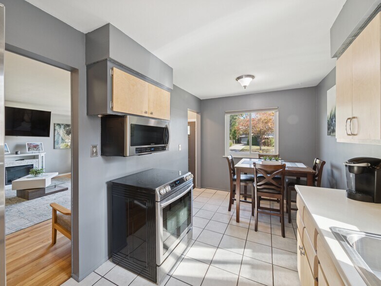 Building Photo - 26805 Richard Dr