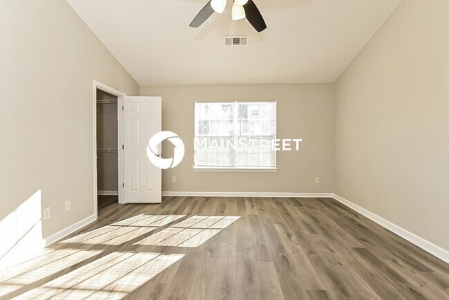 Building Photo - 3 Bedroom Pet-Friendly Home in ELLENWOOD, ...