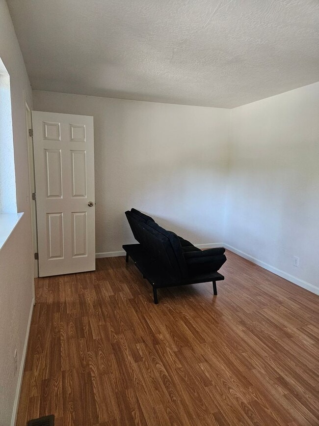 Building Photo - Turnkey Townhome