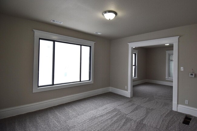 Building Photo - 3 Bedroom 2 Bathroom 2 Stall Garage