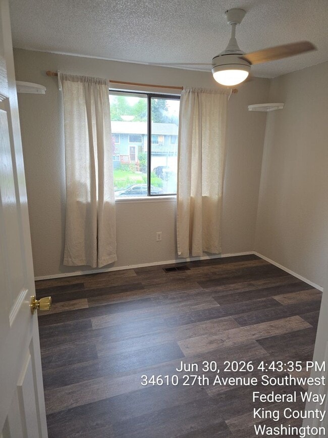 Building Photo - Federal way split level home - 3 bedrooms 2 bathrooms, AC, RV parking, EV Chargers and more, Avai...