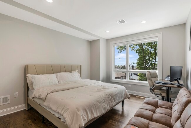 Building Photo - 499 Sunset Terrace