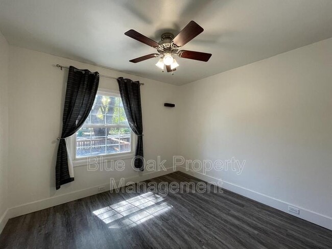 Building Photo - 266 E 6th Ave