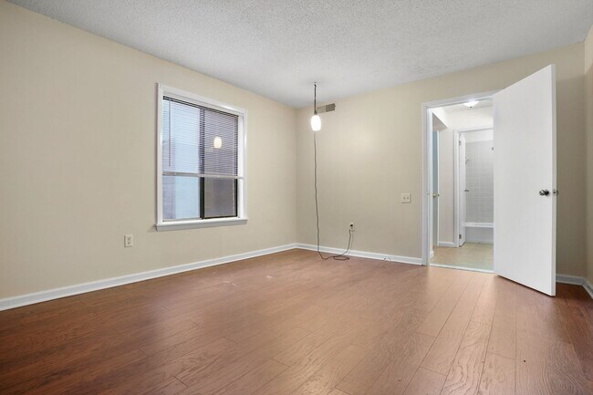 Building Photo - 622 Main St