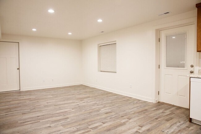 Building Photo - 1204 Sunrise Ln
