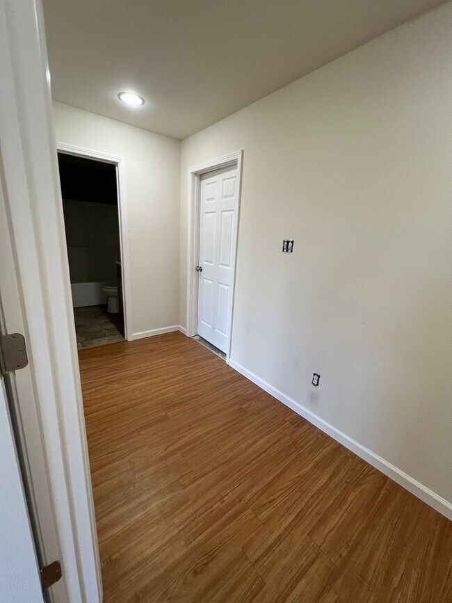 Building Photo - 3 bed, 2 bath, 2 car garage Home on 5 Acres