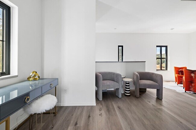 Building Photo - 2701 Bumble Bee Dr