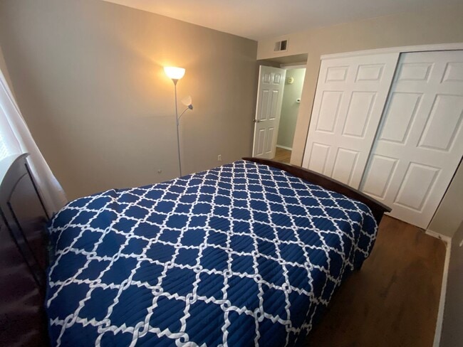 Building Photo - Spacious Aurora Condo