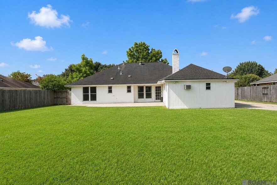 Building Photo - 13523 Willowridge Ave