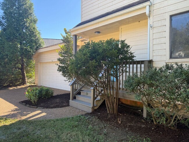 Building Photo - Bellevue!  2 Bedroom / 2 Bath House w/ Loft!  Renovated - Pet Friendly
