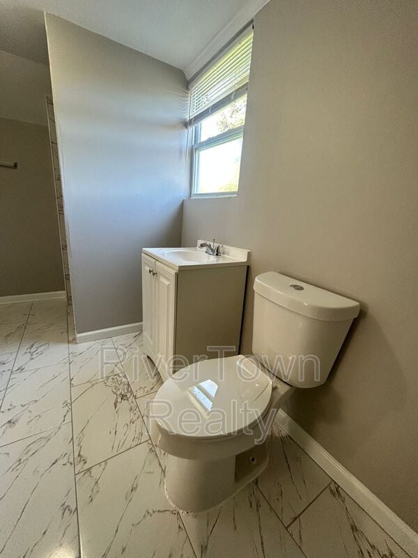 Building Photo - 2407 Larose Ave