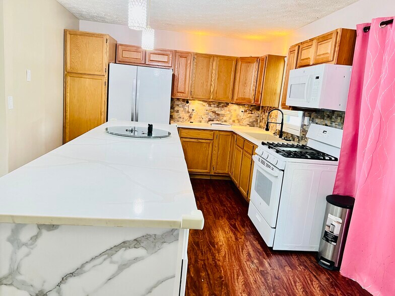 Building Photo - 12 Cherry Cir