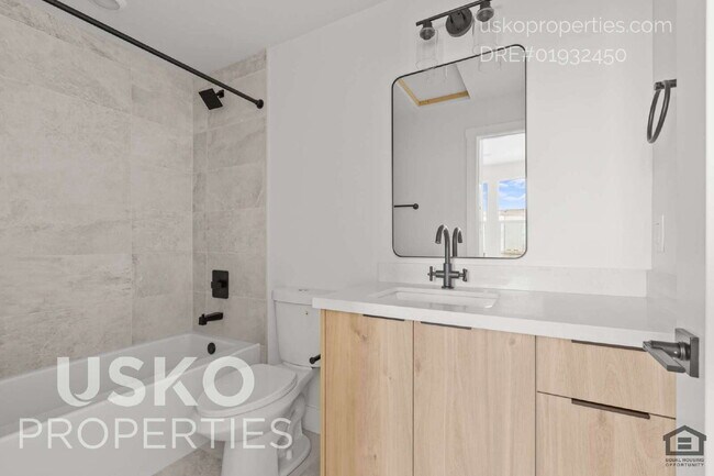 Building Photo - Charming 1-Bed Studio in Convenient  Sacramento Location - Modern Living!