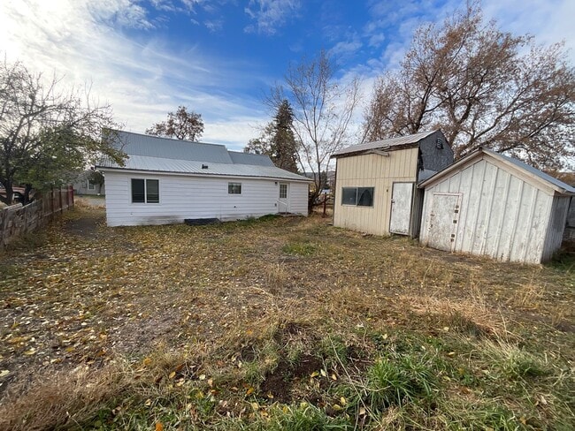 Building Photo - 547 E Hickory St