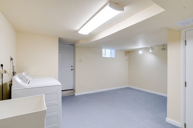 Building Photo - Charming End-Unit Townhome