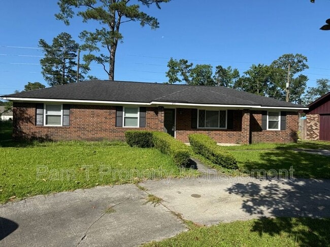 Building Photo - 211 Holiday Dr
