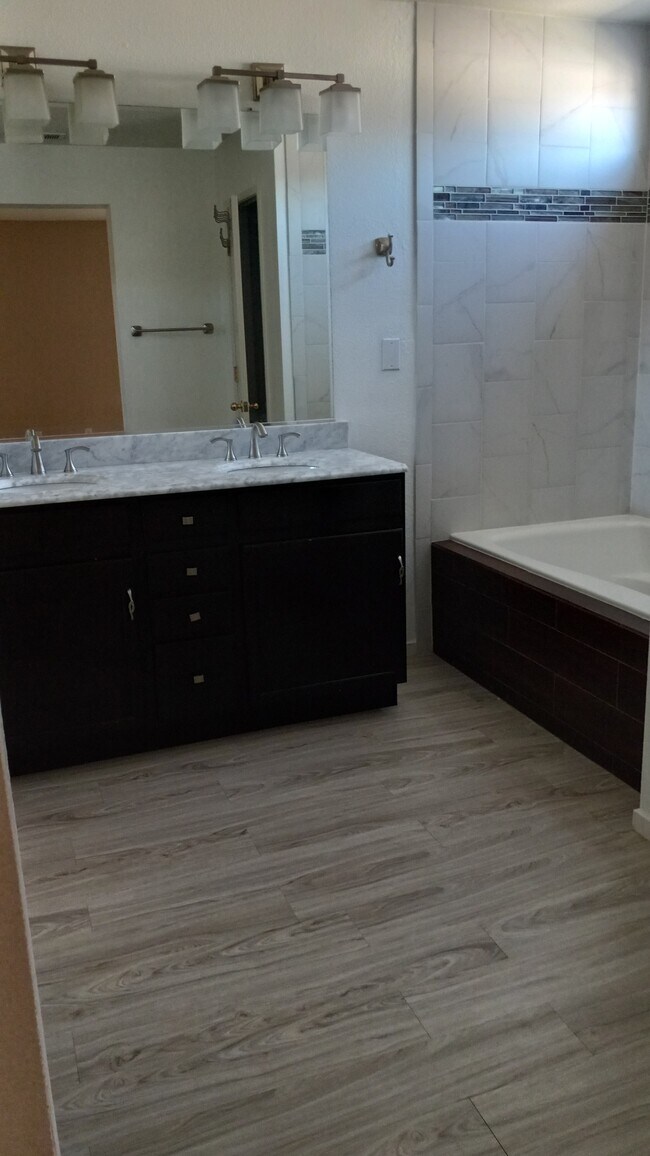 Building Photo - 3034 Roadrunner Dr