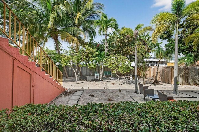 Building Photo - 2624 NE 30th Pl